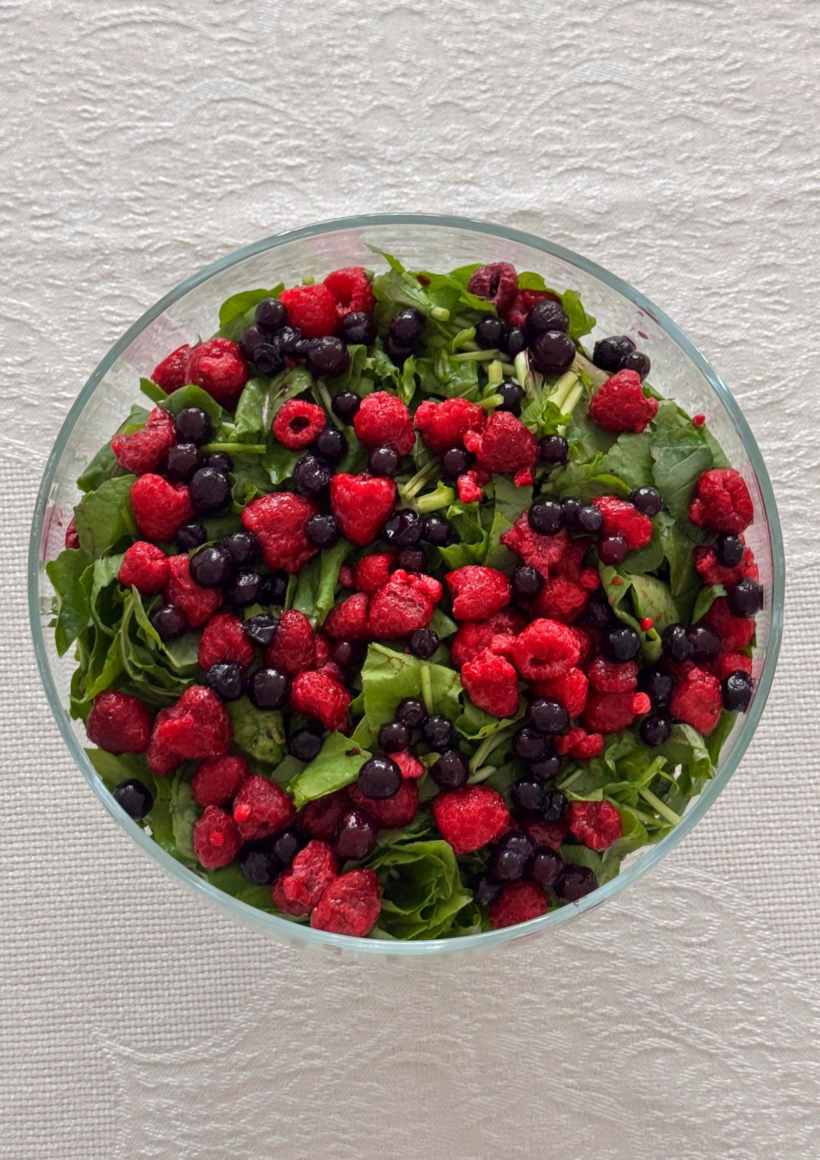 Yaban mersini ve çilekli, yeşillikli anti-inflamatuar salata kasesi